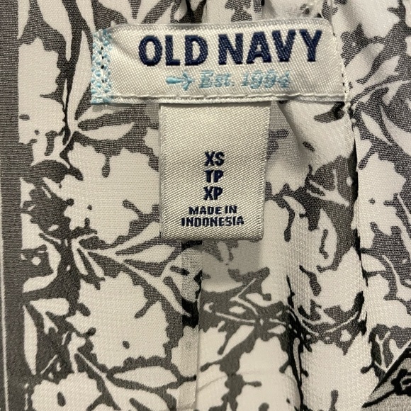 Old Navy. size XS. 3/4 sleeve. sheer top - Picture 4 of 4